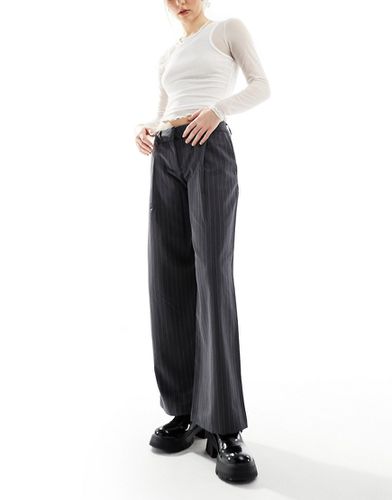 Pantalon fuselé ajusté à fines rayures - Monki - Modalova