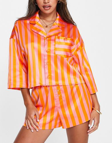 Pyjama avec short rayé en satin - Rose et orange - Monki - Modalova