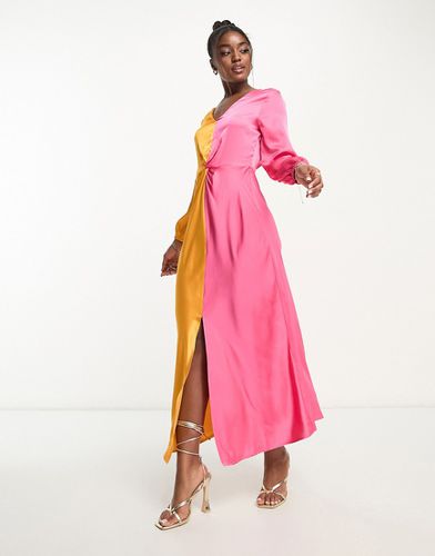 Robe longue color block en satin froncé - Monki - Modalova