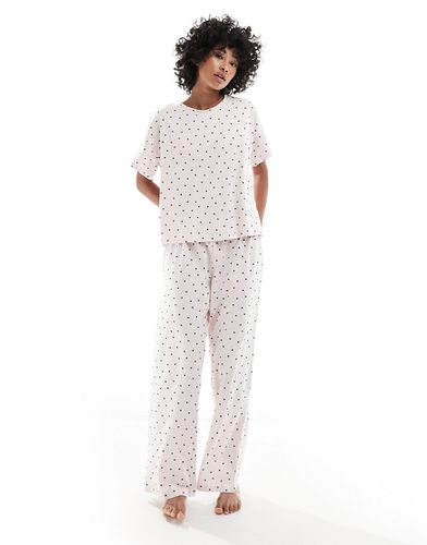 Tulah - Ensemble de pyjama avec t-shirt doux à manches courtes et pantalon à imprimé caur - clair - Monki - Modalova