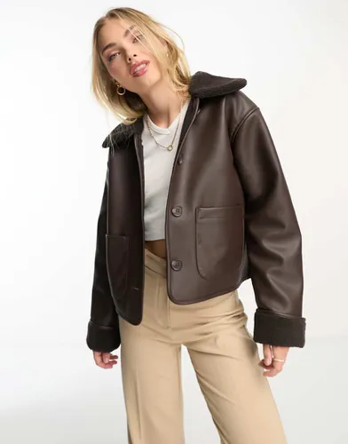 Veste courte en similicuir et imitation peau de mouton - Marron - Monki - Modalova