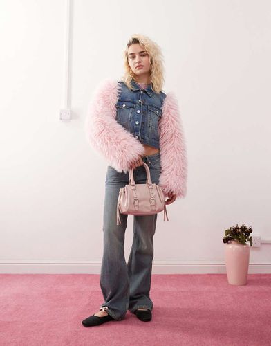 Veste en jean à manches roses en fausse fourrure - moyen délavé - Monki - Modalova