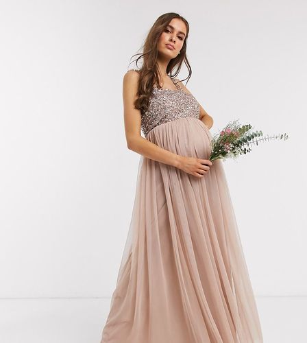 Robe longue de demoiselle d'honneur en tulle sans manches avec encolure carrée et superposition à sequins délicats ton sur ton - Blush taupe - Maya Maternity - Modalova