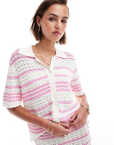 Chemise d'ensemble boutonnée en maille au crochet avec col polo contrastant - Crème et rose - Miss Selfridge - Modalova