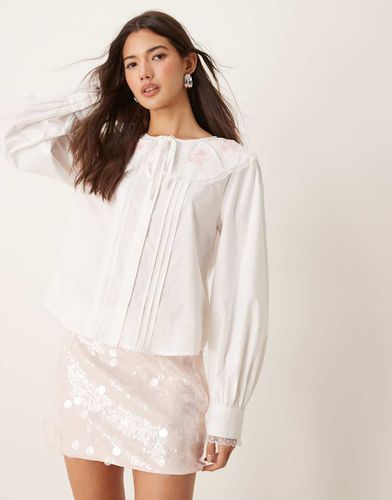 Chemise en popeline avec plis nervurés et col brodé - Miss Selfridge - Modalova