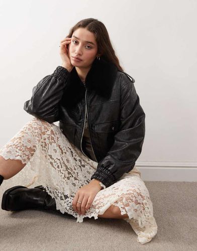 Bomber en similicuir croco avec fausse fourrure - Miss Selfridge - Modalova