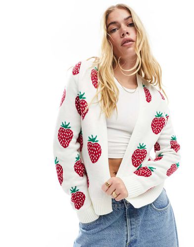 Gilet en maille à motif fraises - Crème - Miss Selfridge - Modalova