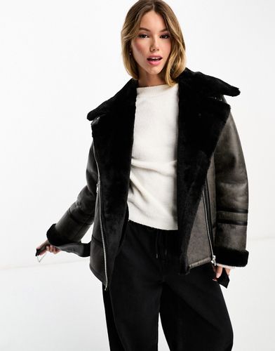 Manteau aviateur effet usé doublé en fausse fourrure - Miss Selfridge - Modalova