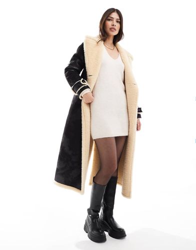 Manteau croisé long en imitation peau de mouton contrastante avec ceinture à nouer - Miss Selfridge - Modalova