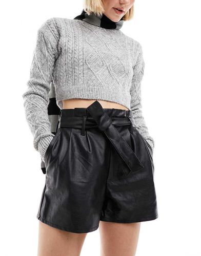 Short en imitation cuir avec ceinture - Miss Selfridge - Modalova