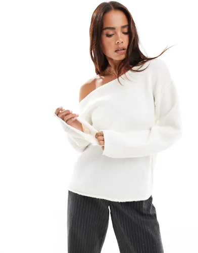 Pull asymétrique ample à épaule dénudée en maille confortable - Crème - Miss Selfridge - Modalova