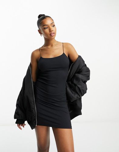 Robe caraco nervurée à fines bretelles coupe ajustée - Miss Selfridge - Modalova