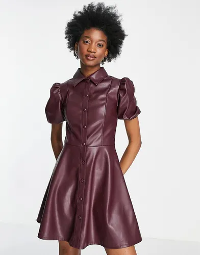 Robe chemise boutonnée en imitation cuir - Bordeaux - Miss Selfridge - Modalova