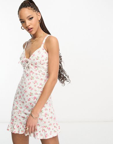 Robe courte à petites fleurs et bretelles fines avec détail lacé et finitions dentelle - Miss Selfridge - Modalova