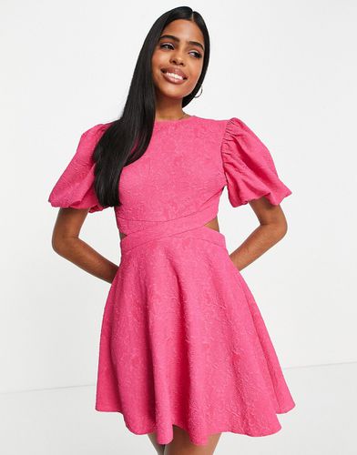 Robe courte ajustée puis évasée à découpe en tissu texturé - Miss Selfridge - Modalova