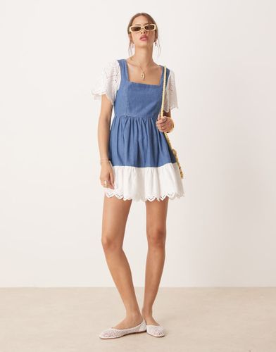 Robe courte en jean et broderie anglaise - Miss Selfridge - Modalova