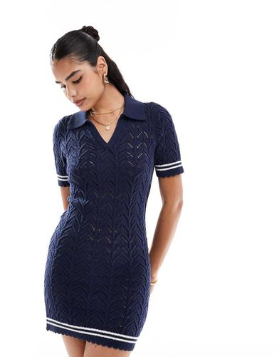 Robe courte en maille crochetée avec col polo contrastant - Miss Selfridge - Modalova