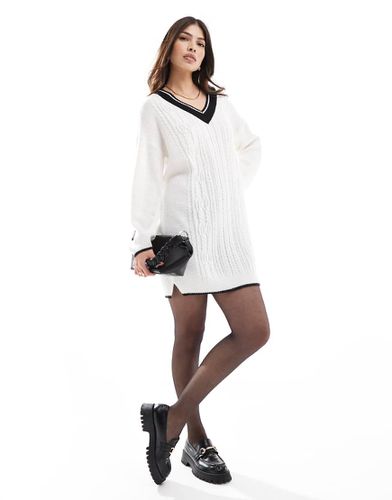 Robe courte en maille torsadée avec col V style universitaire - Crème - Miss Selfridge - Modalova