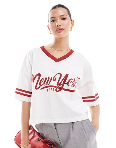 T-shirt crop top à col en V et manches courtes avec liserés et imprimé New York - et rouge - Miss Selfridge - Modalova