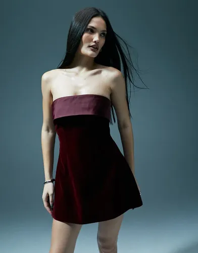 Robe bandeau courte en velours et satin - Bordeaux - Murci - Modalova