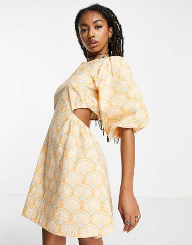 Robe babydoll courte à imprimé coquillage rétro avec découpe à la taille et manches bouffantes - Native Youth - Modalova
