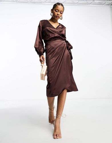 Robe portefeuille longueur mollet en satin - Marron chocolat - Never Fully Dressed - Modalova