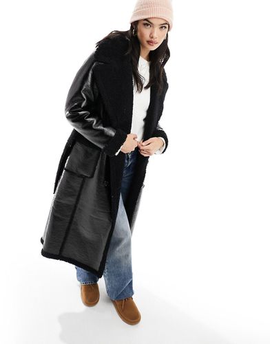 Manteau long contrecollé avec ceinture - New Look - Modalova