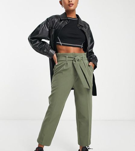 Pantalon à taille haute froncée avec ceinture - Kaki - New Look Petite - Modalova