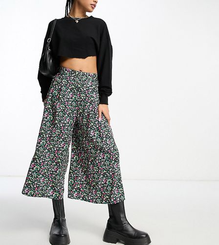 Pantalon court coupe large à fleurs - Noir - New Look Petite - Modalova