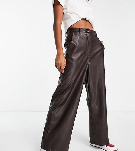 Pantalon large en similicuir - New Look Petite - Modalova