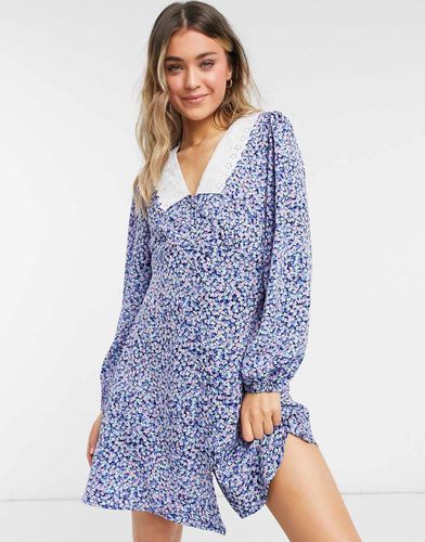 Robe courte brodée avec col et motif à petites fleurs - New Look - Modalova