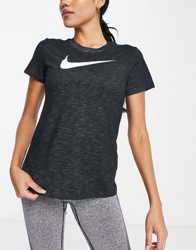 T-shirt à logo virgule en Dri-FIT - foncé - Nike Training - Modalova