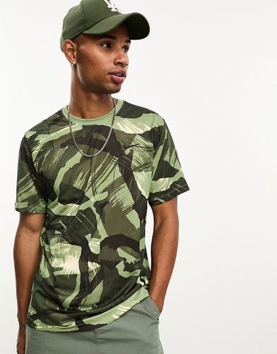T-shirt en tissu Dri-FIT à imprimé camouflage - Nike Training - Modalova