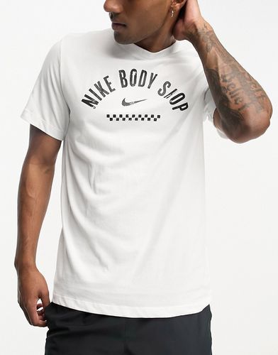 D.Y.E. - T-shirt en tissu Dri-FIT à inscription Body Shop - Nike Training - Modalova