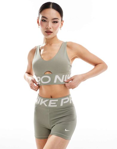 Pro Indy - Brassière de sport à décolleté plongeant et maintien modéré - Kaki - Nike Training - Modalova