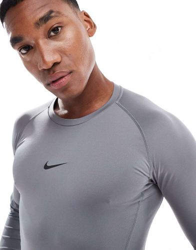 Pro - Top de sport moulant à manches longues en tissu Dri-FIT - foncé - Nike Training - Modalova