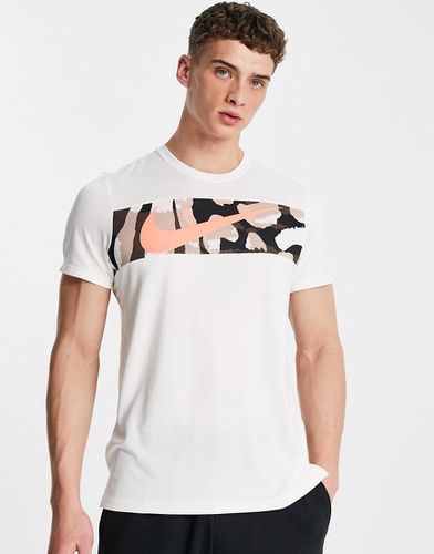 Sport Clash Swoosh - T-shirt à motif animal - cassé - Nike Training - Modalova