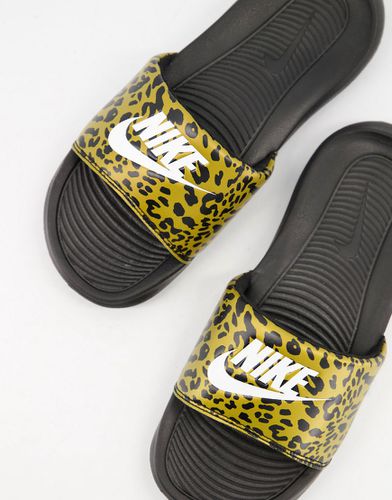 Victori - Claquettes à imprimé léopard - Nike - Modalova