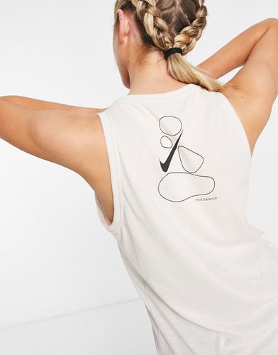 Nike - Débardeur de yoga à motif graphique en tissu Dri-FIT - Gris - Nike Training - Modalova
