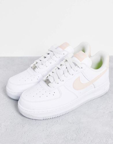 Essential - Air Force 1 '07 - Baskets - Blanc et corail - PINK - Nike - Modalova