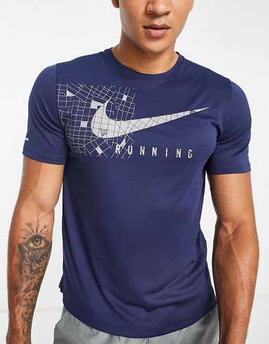 Run Division - Miler - T-shirt à imprimé graphique en tissu Dri-FIT - Nike Running - Modalova