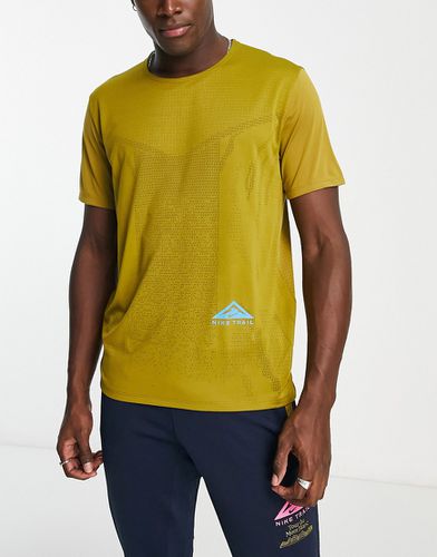 Trail Rise 365 - T-shirt en tissu Dri-FIT - Doré - Nike Running - Modalova