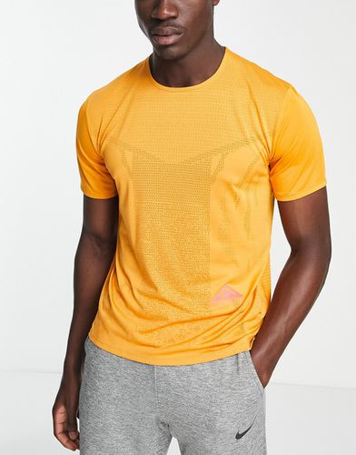 Trail Rise 365 - T-shirt en tissu Dri-FIT - Moutarde - Nike Running - Modalova