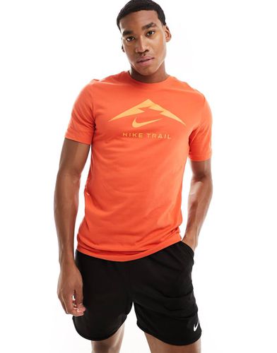 Trail - T-shirt en tissu Dri-FIT à imprimé graphique - brûlé - Nike Running - Modalova