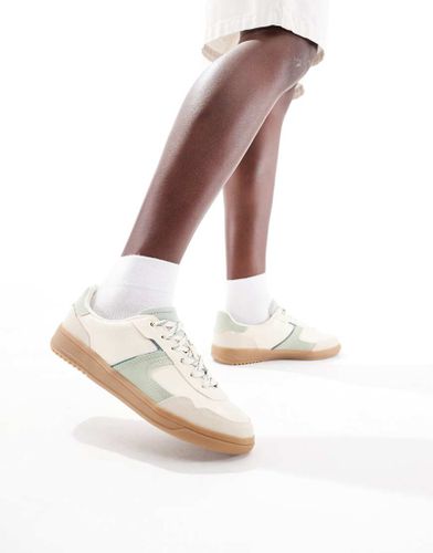 Baskets avec semelle en caoutchouc - Stradivarius - Modalova