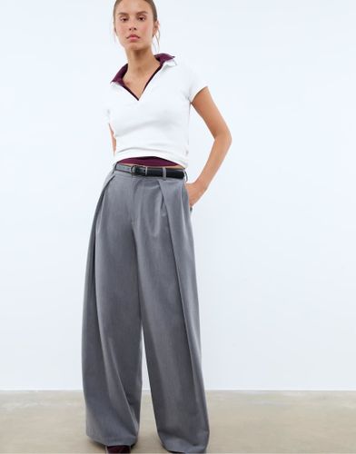 Pantalon  pinces marques avec ceinture - fonc - Stradivarius - Modalova