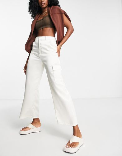 Pantalon cargo ajusté en satin - Écru - Stradivarius - Modalova