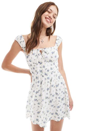 Robe courte tendance folk à fleurs - Stradivarius - Modalova