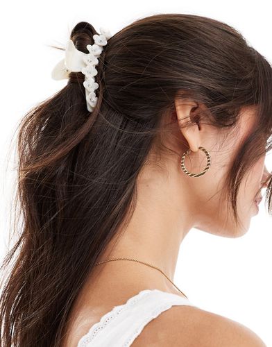 Pince à cheveux fleur pour mariée en résine avec ornements - Crème - Sui Ava - Modalova