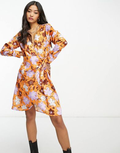 Robe portefeuille en satin nouée sur le côté - Orange fleuri - Pieces - Modalova